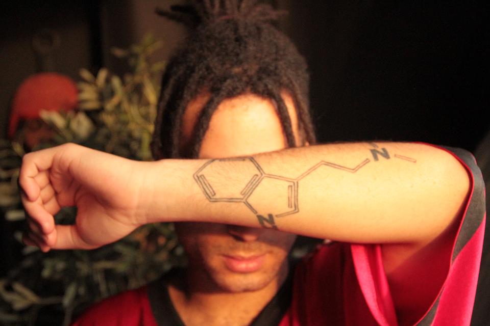 Moonchild con la estructura química del DMT tatuada en el antebrazo