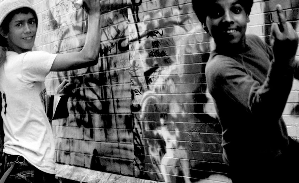 Dos grafiteros divirtiéndose ante la cámara